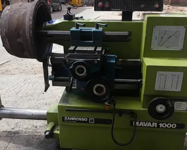 Machine pour la rectification de tambour de frein, avec un tambour monté sur le mandrin.