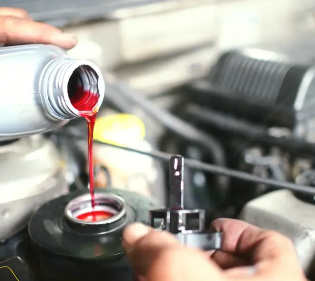 Remplissage du réservoir avec du liquide de frein rouge vif. Le liquide de frein noir est une indication de problème.
