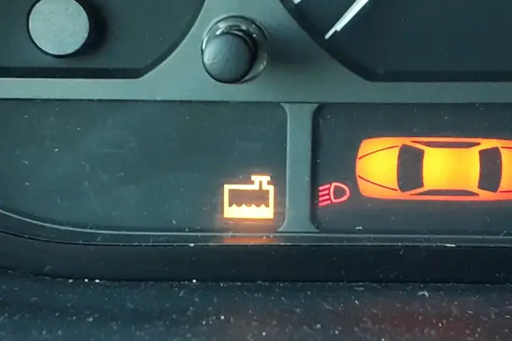 Voyant liquide de refroidissement BMW allumé. Le niveau est bas, il faut vérifier.