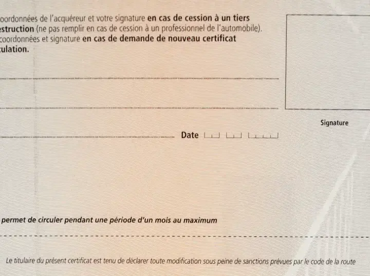 Formulaire pour la cession d'un véhicule. Indiquez les informations pour la vente d'une voiture pour pièces.