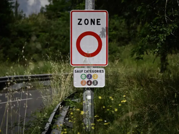 Panneau "ZONE" avec un cercle rouge, indiquant une interdiction. En dessous, "SAUF CATÉGORIES" avec les vignettes Crit'Air 1 à 5.