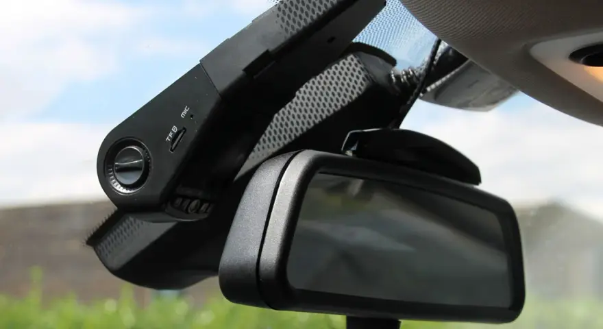 Caméra obligatoire voiture, fixée au pare-brise, près du rétroviseur. Enregistre vos trajets pour plus de sécurité.