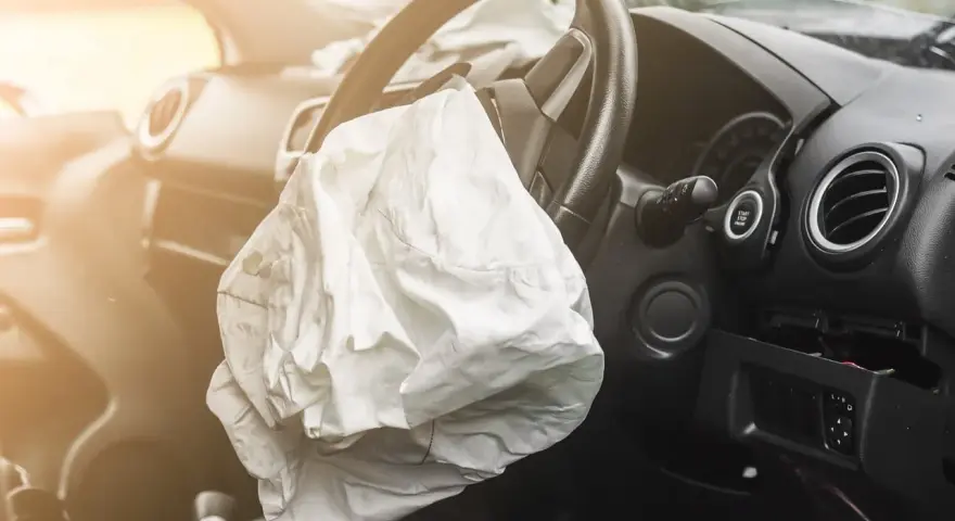 Le fonctionnement de l'airbag est illustré par ce sac blanc déployé sur le volant d'une voiture après un accident.