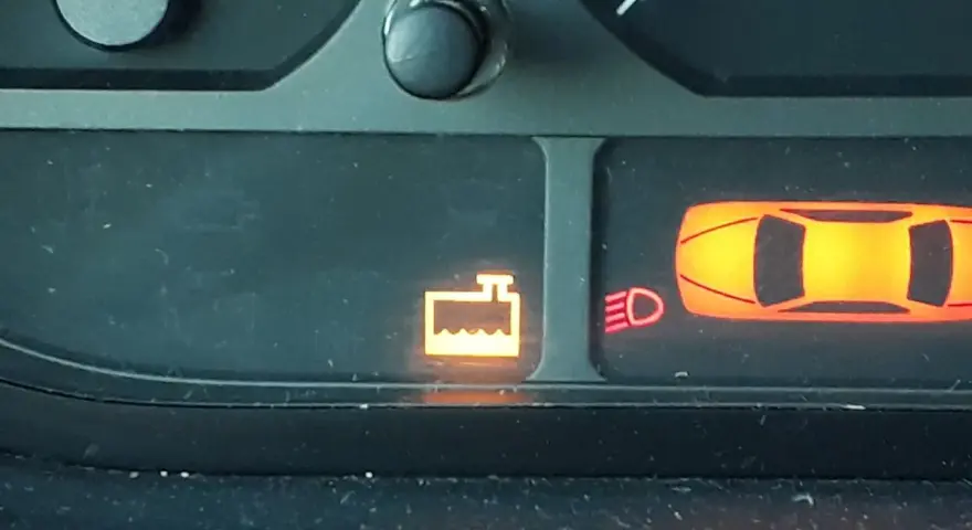 Voyant liquide de refroidissement BMW allumé. Le niveau est bas, il faut vérifier.