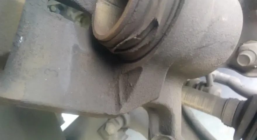 Gros plan sur un étrier de frein de voiture, prêt à changer le cache poussière.