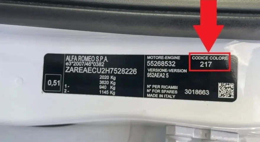 Étiquette sur une Alfa Romeo indiquant "CODICE COLORE 217". C'est ici que vous pouvez trouver le code couleur de votre voiture.