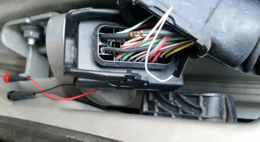 Faisceau de câbles d'une voiture, peut-être la cause du problème de vitre électrique ne remonte plus automatiquement.