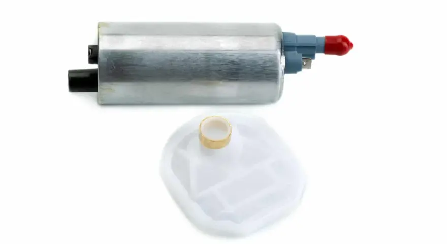 Pièce détachée pour tester pompe de gavage : un filtre à essence et un corps de pompe en métal argenté avec connecteurs.