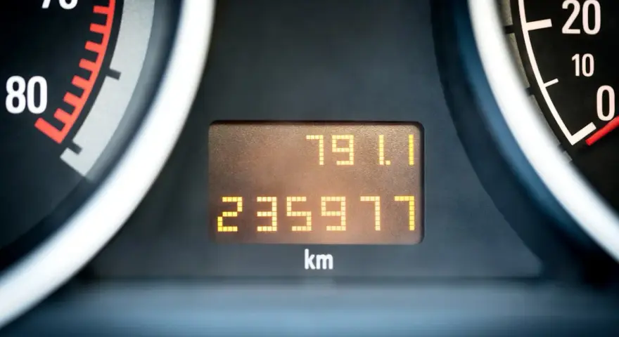 Le tableau de bord affiche 235 977 km. C'est quoi le kilométrage d'une voiture ? C'est la distance parcourue.