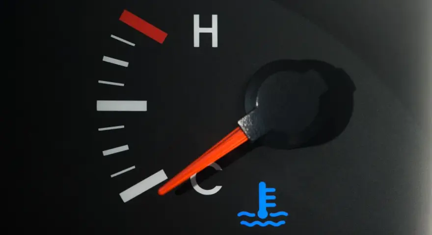 Le voyant température moteur s'allume à froid, indiquant un problème potentiel. L'aiguille est sur la zone bleue, signe de froid.