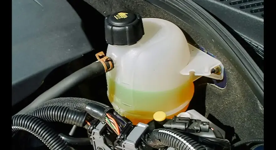 Réservoir de jauge liquide de refroidissement d'une voiture, avec le liquide visible entre les marques MIN et MAX.