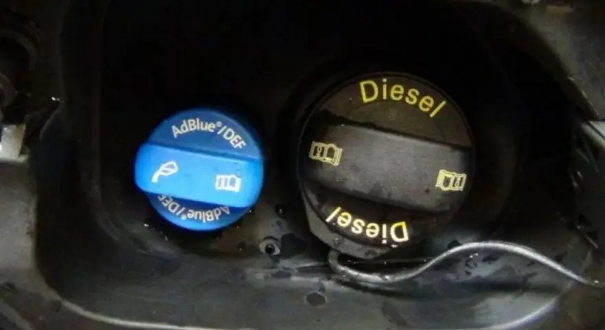 Bouchons AdBlue et Diesel dans un compartiment de carburant. Un problème AdBlue sur une Peugeot peut survenir si le liquide n'est pas correctement rempli.