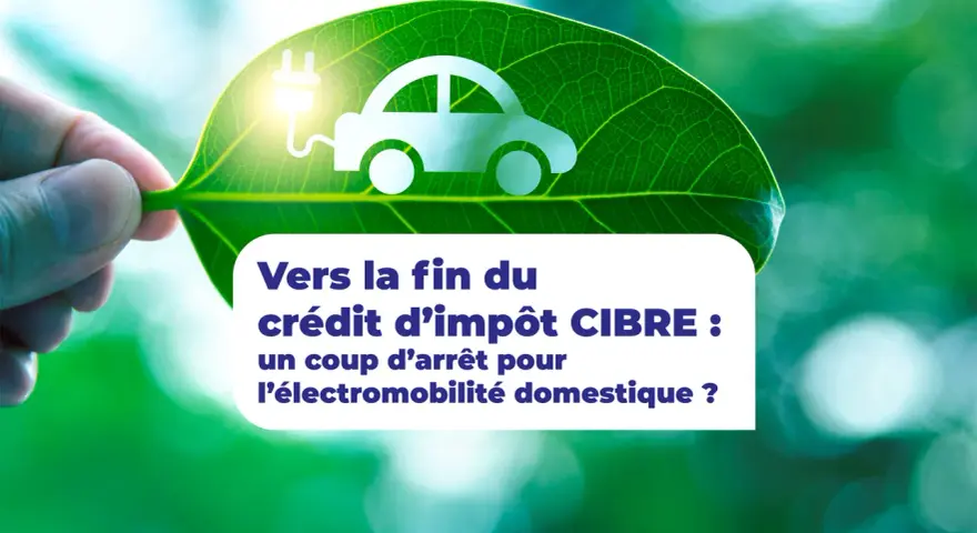 Une feuille verte porte l'icône d'une voiture électrique. Le texte parle de la fin du crédit d'impôt pour l'électromobilité.