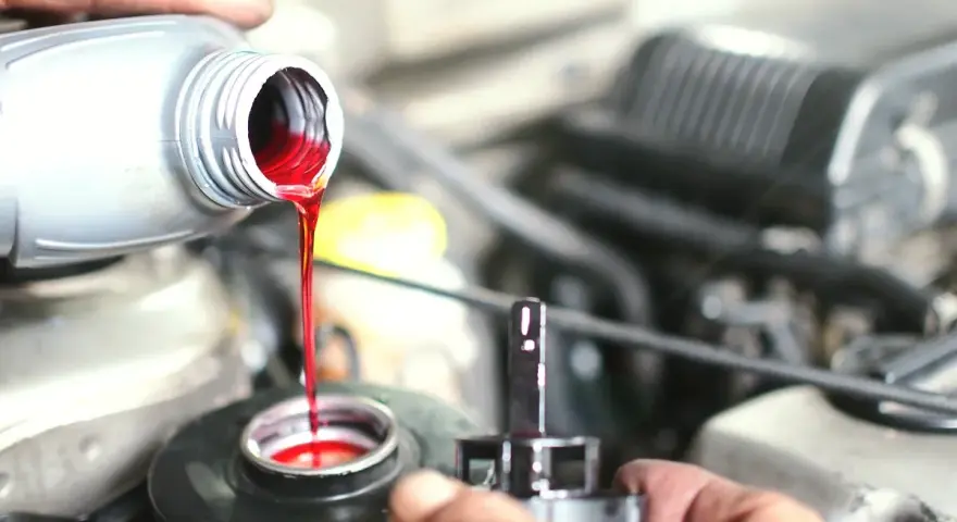 Remplissage du réservoir avec du liquide de frein rouge vif. Le liquide de frein noir est une indication de problème.