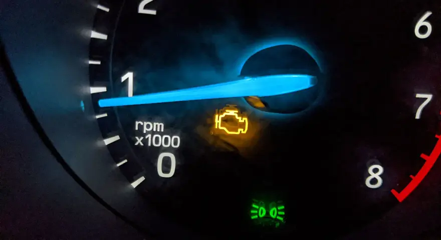 Voyant moteur allumé sur le tableau de bord, signalant un problème avec l'essence. Le compte-tours indique 1000 tr/min.