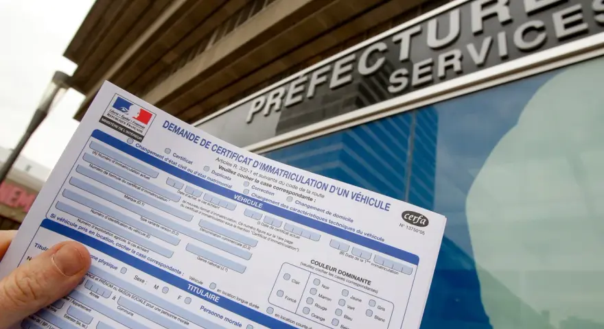 La carte grise, c'est quoi ? Ce document officiel, la "demande de certificat d'immatriculation d'un véhicule", est nécessaire pour toute démarche administrative liée à un véhicule.