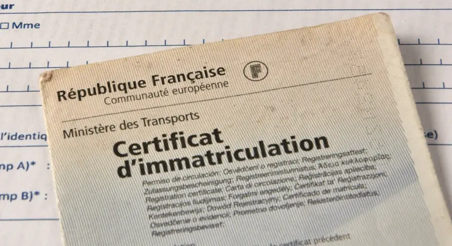 Un certificat d'immatriculation français, avec des mentions multilingues. L'inconvénient carte grise collection peut être sa complexité administrative.