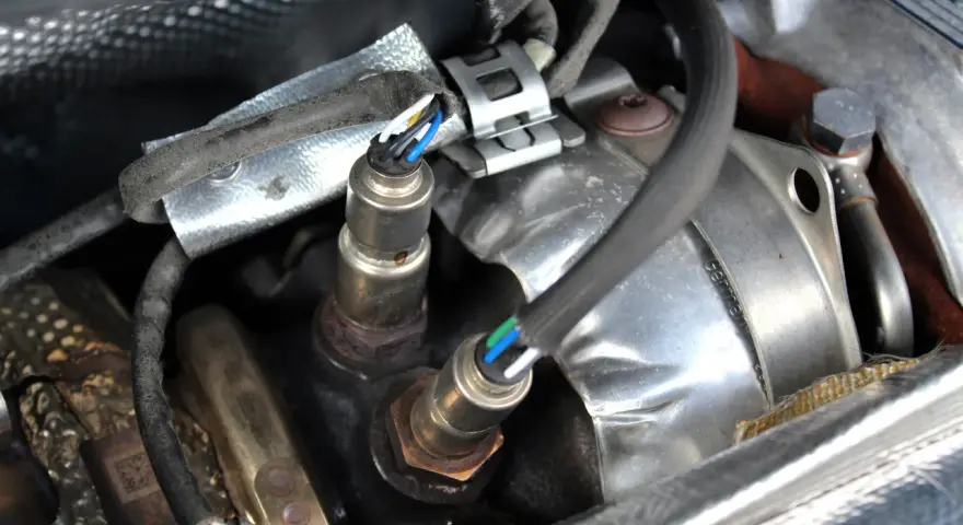 Deux sondes lambda sur un moteur, un symptôme de sonde lambda défectueuse peut être une surconsommation de carburant.