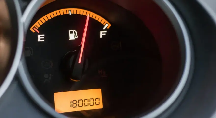 Le tableau de bord indique le niveau de carburant. Pour savoir si la jauge à carburant fonctionne, regardez l'aiguille qui pointe vers "E" (vide).