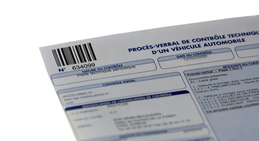 Procès-verbal de contrôle technique d'un véhicule. Ce document, qui pourrait être un faux contrôle technique, liste les défauts à corriger.