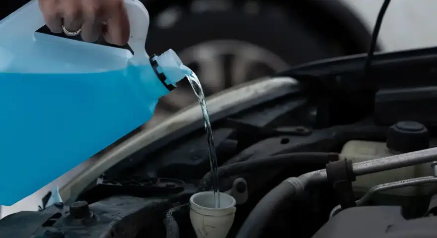 Main tenant, remplissage du liquide lave-glace. Le moteur est froid, parfait pour ajouter du liquide.