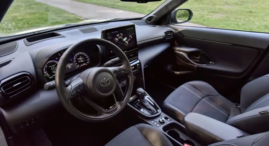 Intérieur d'une voiture moderne, tableau de bord avec écran tactile, volant et sièges. Un véhicule conçu pour respecter la norme GSR2.