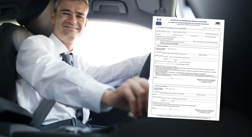 Un homme souriant conduit, une main sur le volant. À côté de lui, un formulaire "Certificat de cession d'un véhicule d'occasion" est visible, expliquant comment remplir un certificat de cession.