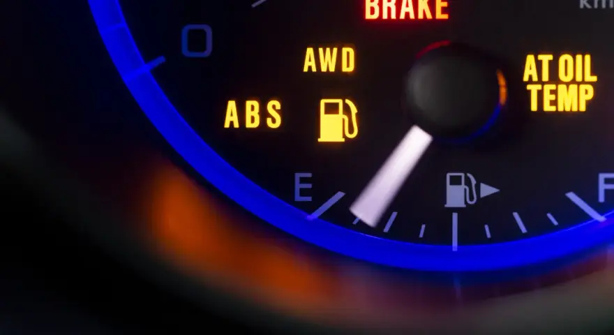 Voyant ABS allumé sur le tableau de bord. Si le voyant ABS s'allume, il est temps de penser à comment nettoyer capteur abs.