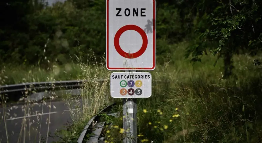 Panneau "ZONE" avec un cercle rouge, indiquant une interdiction. En dessous, "SAUF CATÉGORIES" avec les vignettes Crit'Air 1 à 5.