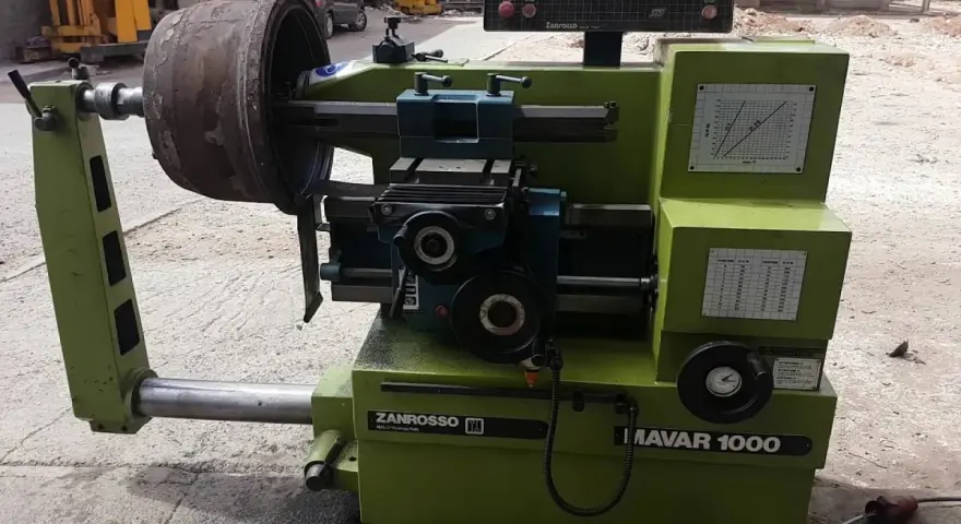 Machine pour la rectification de tambour de frein, avec un tambour monté sur le mandrin.