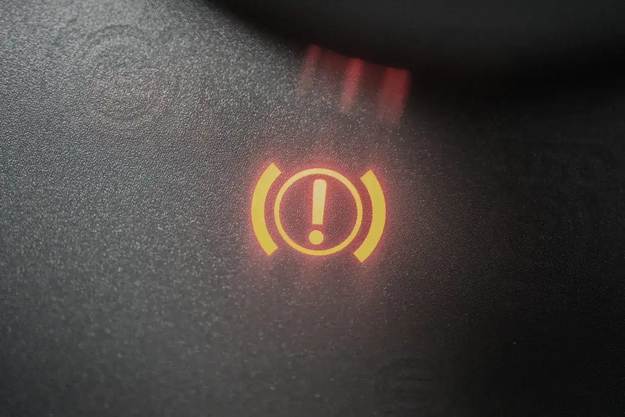 Voyant frein &agrave; main s'allume en roulant : le symbole jaune avec un point d'exclamation indique un probl&egrave;me avec le syst&egrave;me de freinage.