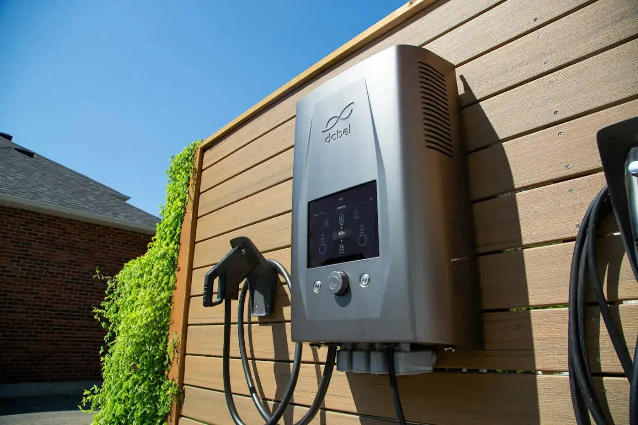 Borne &eacute;lectrique Dabel sur mur ext&eacute;rieur en bois. Id&eacute;al pour profiter du cr&eacute;dit d'imp&ocirc;t pour l'installation d'une borne de recharge.