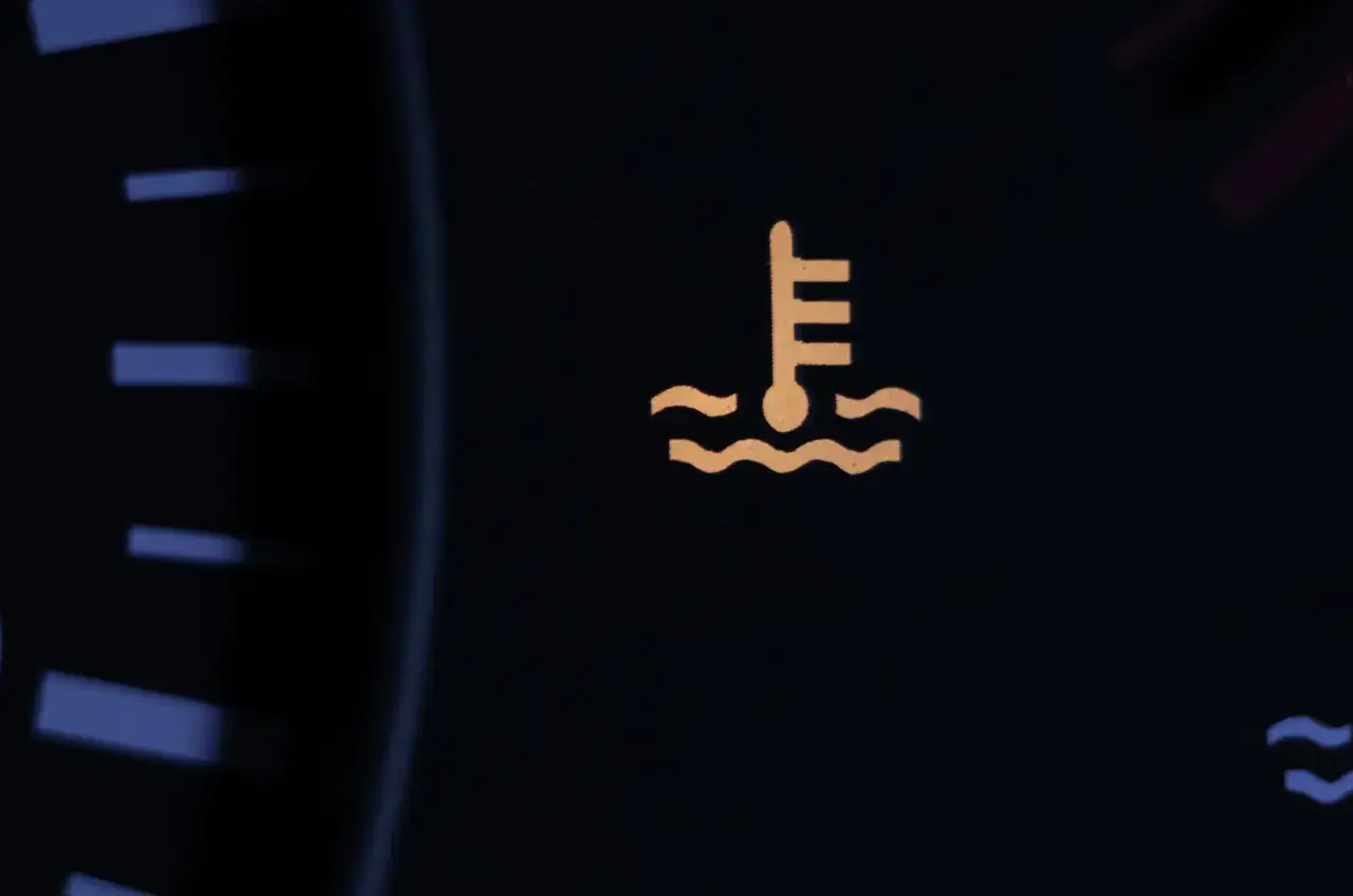 Voyant liquide de refroidissement BMW allumé. Le thermomètre indique une surchauffe.