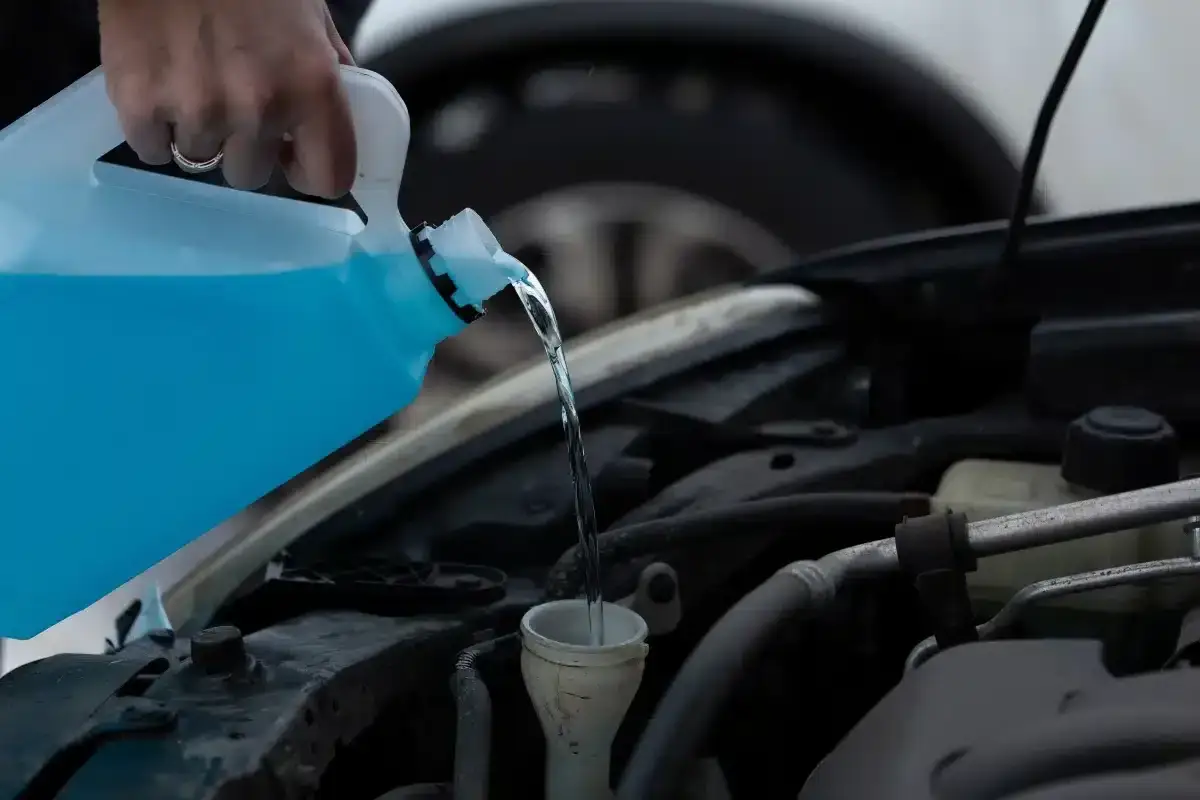 Maintenant, remplir le liquide lave-glace, moteur chaud ou froid, pour une visibilit&eacute; parfaite.