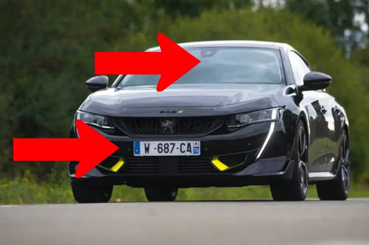 Flèches rouges pointant vers le radar mobile de la voiture, un système de détection pour une conduite plus sûre.