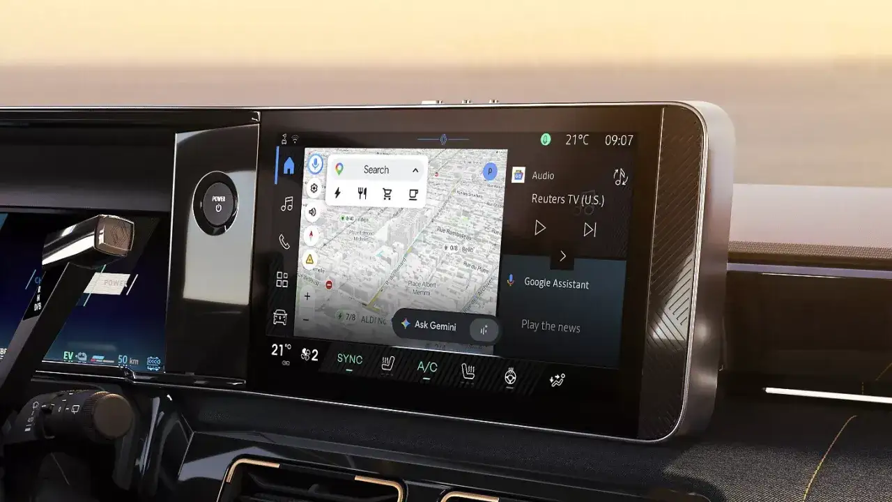 Tableau de bord d'une voiture avec écran tactile affichant une carte et des options de recherche. L'openr link permet d'accéder à ces fonctionnalités.