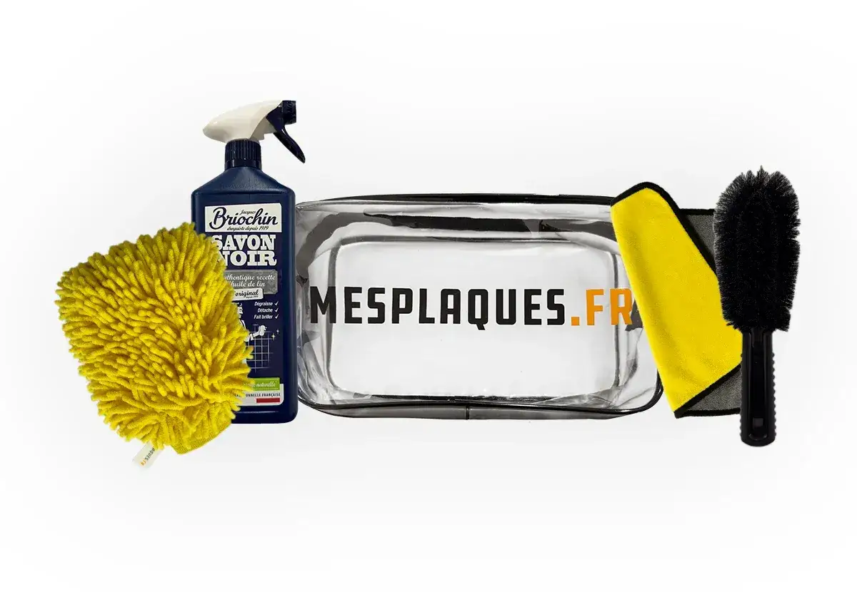 Kit de nettoyage pour voiture : flacon de savon noir, gant jaune, lingette et brosse. Idéal pour un dégraissant moteur fait maison efficace.