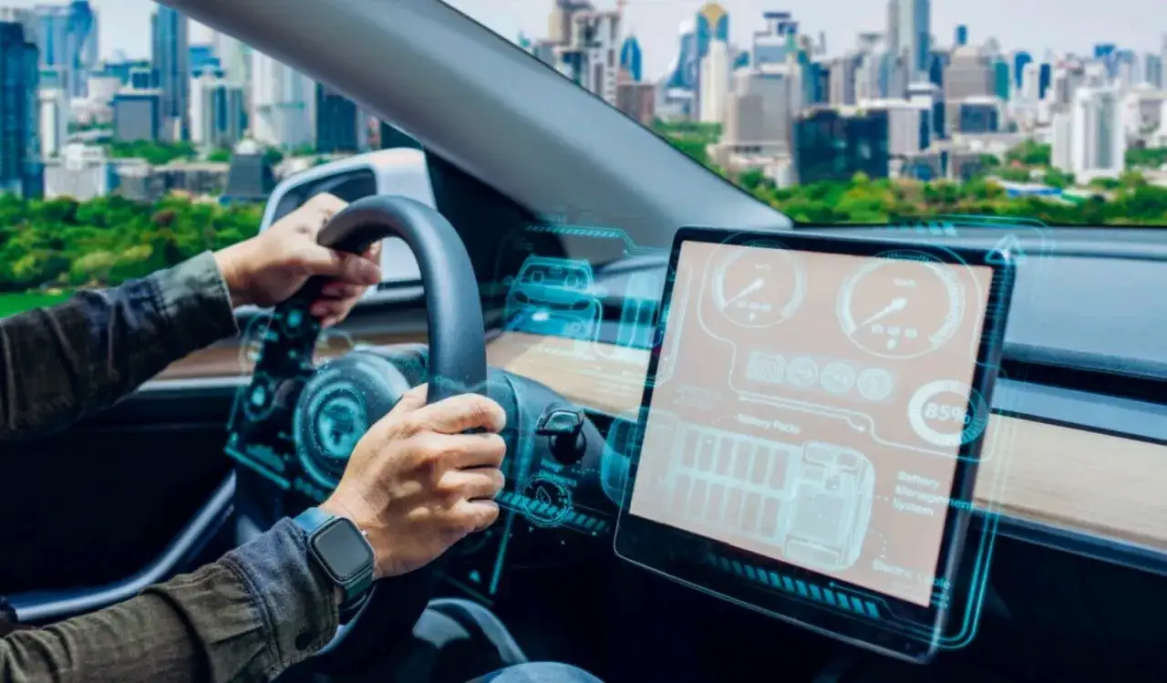 Conduite d'une voiture électrique futuriste avec affichage tête haute, respectant la norme GSR2. Ville en arrière-plan.