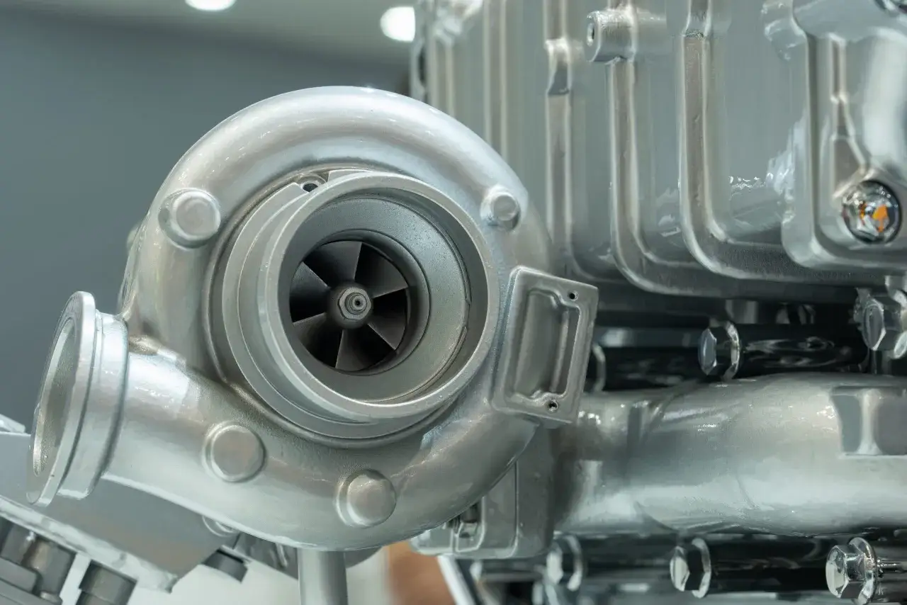 Turbine d'un moteur, pr&ecirc;te &agrave; rugir avec un bruit turbo d'acc&eacute;l&eacute;ration.