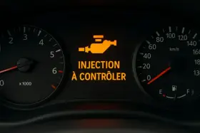 Voyant d'injection à contrôler allumé sur le tableau de bord, signalant un problème à diagnostiquer.