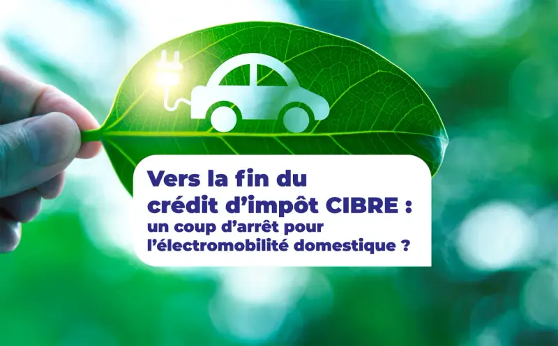 Une feuille verte porte l'icône d'une voiture électrique. Le texte parle de la fin du crédit d'impôt pour l'électromobilité.
