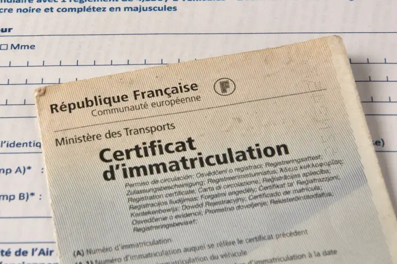 Un certificat d'immatriculation français, avec des mentions multilingues. L'inconvénient carte grise collection peut être sa complexité administrative.