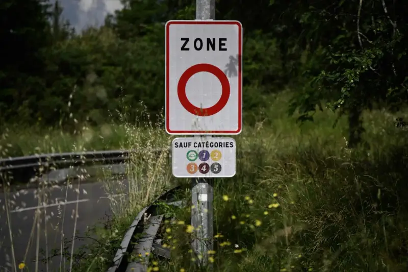 Panneau "ZONE" avec un cercle rouge, indiquant une interdiction. En dessous, "SAUF CATÉGORIES" avec les vignettes Crit'Air 1 à 5.